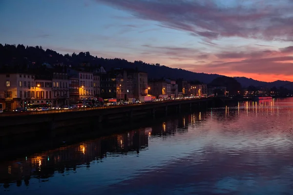 Pôr-do-sol vermelho incrível em Vienne, França Imagens De Bancos De Imagens Sem Royalties
