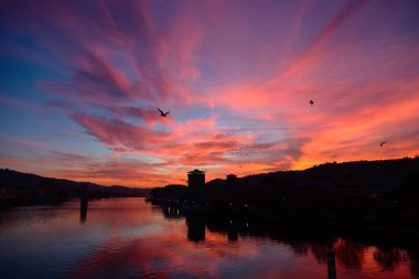 Fransa, Vienne 'de inanılmaz kırmızı gün batımı