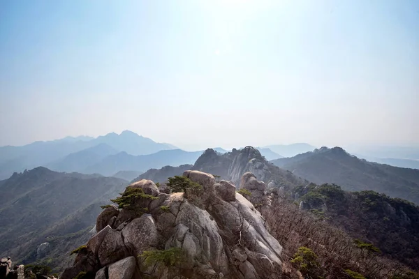 Bukhansan hegymászók a Bukhansan Nemzeti Parkban, Korea — Stock Fotó