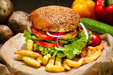 Büyük Amerikan burgeri ve patates kızartması. Fast food