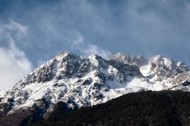 Rüzgarlı bir günde karla kaplı Alpler