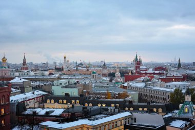 Moskova 'nın merkezinde Kremlin' e bakan çatı