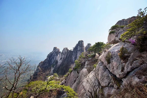 Bukhansan hegymászók a Bukhansan Nemzeti Parkban, Korea — Stock Fotó