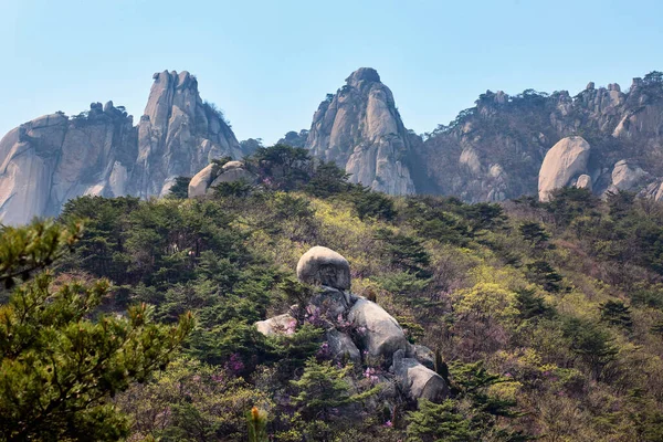 Bukhansan hegymászók a Bukhansan Nemzeti Parkban, Korea — Stock Fotó