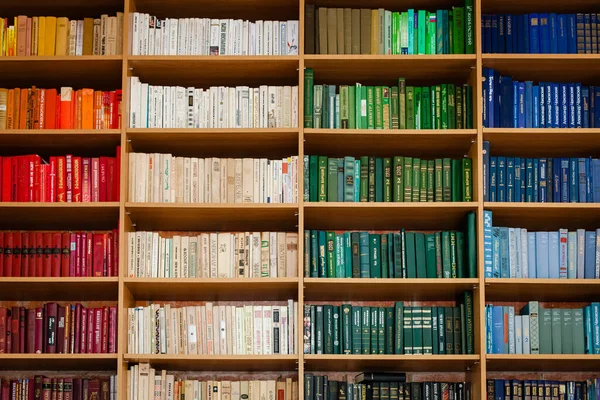 Vista de prateleiras com livros antigos na biblioteca Imagens De Bancos De Imagens Sem Royalties