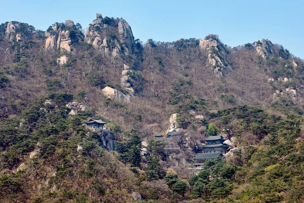 Veduta di un tempio sulla ripida e lussureggiante collina del Parco Nazionale di Bukhansan — Foto Stock