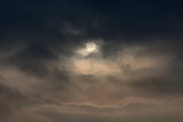 Sol cubierto de smog en la ciudad — Foto de Stock