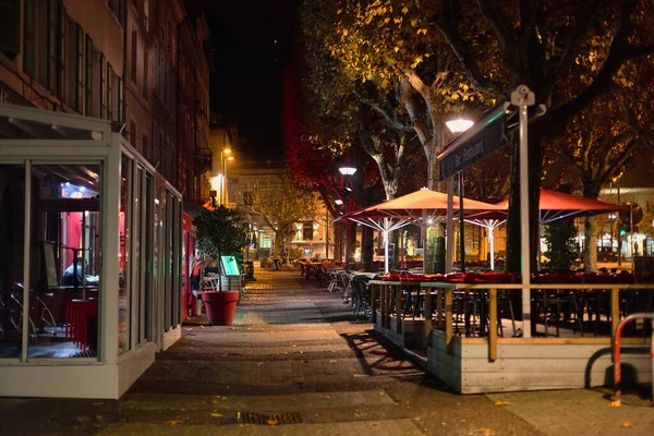 Nocna uliczna atmosfera Vienne, Francja — Zdjęcie stockowe