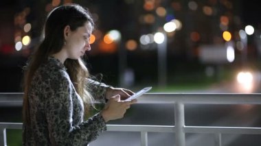 Sokakta gece vakti tablet kullanan kız