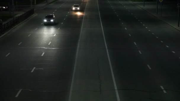 Tráfico nocturno ciudad tiempo lapso desde el puente — Vídeo de stock