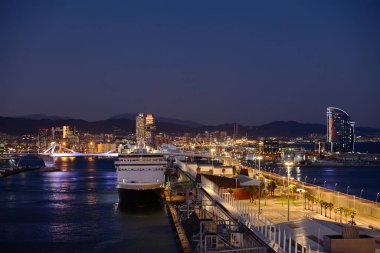 Gece Barselona yolcu limanında yolcu gemisi