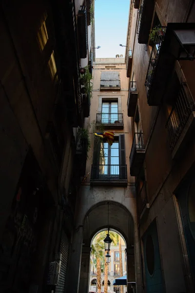 Stretto cortile a Barcellona con cielo — Foto Stock