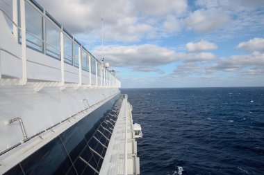 yolcu gemisi ve deniz manzarası