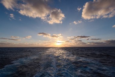 dramatik bulutlar gün batımını gün ışığıyla