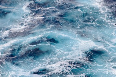 Geminin arkasındaki deniz dalgaları