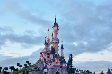 PARIS, FRANCE-NOVEMBER 29, 2017: Disney Land Paris 'teki Uyuyan Güzel Kale