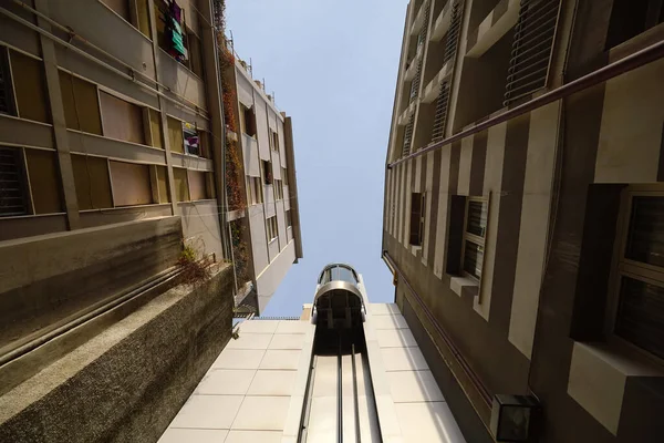 Elevador urbano ao ar livre para uso público La Spezia Itália Fotos De Bancos De Imagens