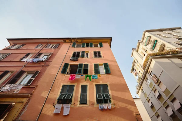 La Spezia典型的房屋烘干衣服 免版税图库图片