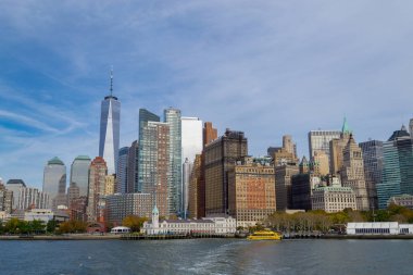 Şehir merkezindeki bir feribot Özgürlük Adası'na Nyc