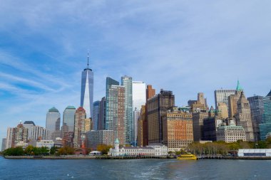 Şehir merkezindeki bir feribot Özgürlük Adası'na Nyc