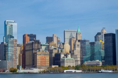 Şehir merkezindeki bir feribot Özgürlük Adası'na Nyc