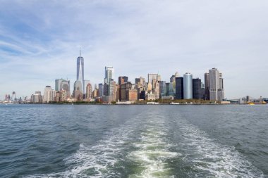 Şehir merkezindeki bir feribot Özgürlük Adası'na Nyc