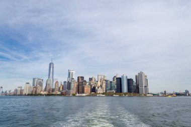 Şehir merkezindeki bir feribot Özgürlük Adası'na Nyc