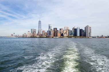 Şehir merkezindeki bir feribot Özgürlük Adası'na Nyc
