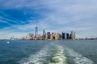 Şehir merkezindeki bir feribot Özgürlük Adası'na Nyc