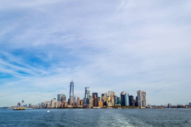 Şehir merkezindeki bir feribot Özgürlük Adası'na Nyc
