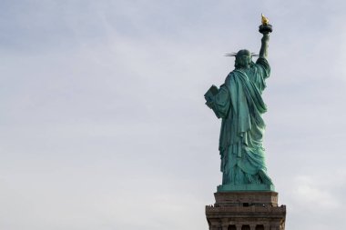 ABD'nin en ünlü simgelerinden birini Anıtı (28 Ekim 1886 adanmış) olduğunu