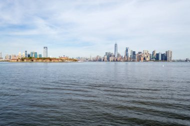 Şehir merkezindeki bir feribot Özgürlük Adası'na Nyc