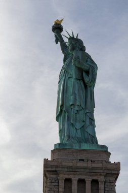 ABD'nin en ünlü simgelerinden birini Anıtı (28 Ekim 1886 adanmış) olduğunu