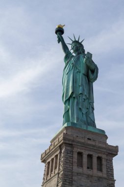 ABD'nin en ünlü simgelerinden birini Anıtı (28 Ekim 1886 adanmış) olduğunu