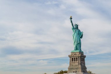 ABD'nin en ünlü simgelerinden birini Anıtı (28 Ekim 1886 adanmış) olduğunu