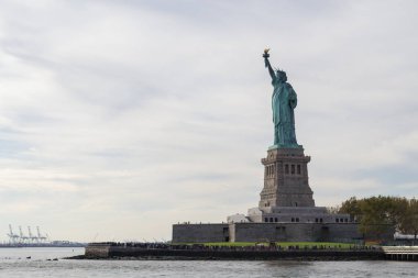 ABD'nin en ünlü simgelerinden birini Anıtı (28 Ekim 1886 adanmış) olduğunu
