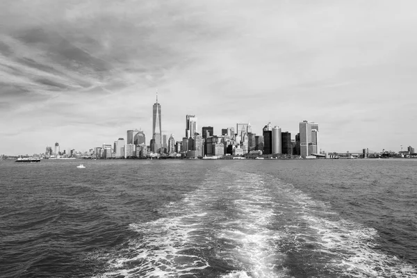 リバティ島へのフェリーからニューヨークのダウンタウン — ストック写真
