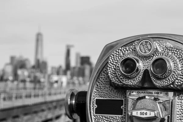 Jumelles Liberty Island Pointant Vers Manhattan — Photo