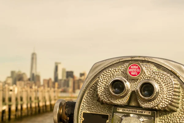 Jumelles Liberty Island Pointant Vers Manhattan — Photo