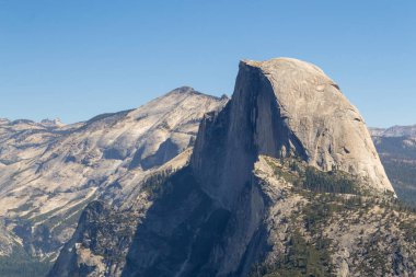 Glacier Point Yosemite Milli Parkı, vadi nefes kesen manzaralarını sunmaktadır