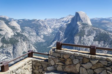 Glacier Point Yosemite Milli Parkı, vadi nefes kesen manzaralarını sunmaktadır