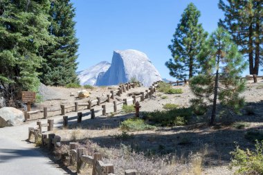 Glacier Point Yosemite Milli Parkı, vadi nefes kesen manzaralarını sunmaktadır