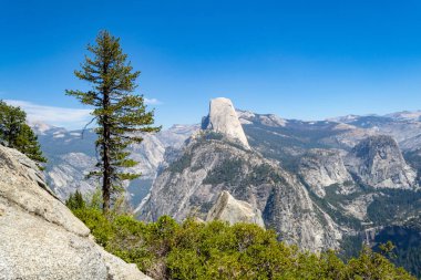 Glacier Point Yosemite Milli Parkı, vadi nefes kesen manzaralarını sunmaktadır