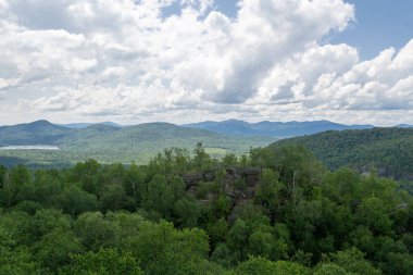 Birden fazla göl ve orman Adirondack dağlarda Ny state (ABD) içeren