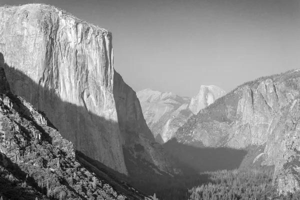 Panorama Van Yosemite Valley Vanuit Het Schilderachtige Tunnel Weergave Gezichtspunt — Stockfoto