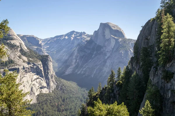 Meia Cúpula Enquanto Caminha Pela Trilha Milhas Parque Nacional Yosemite — Fotografia de Stock