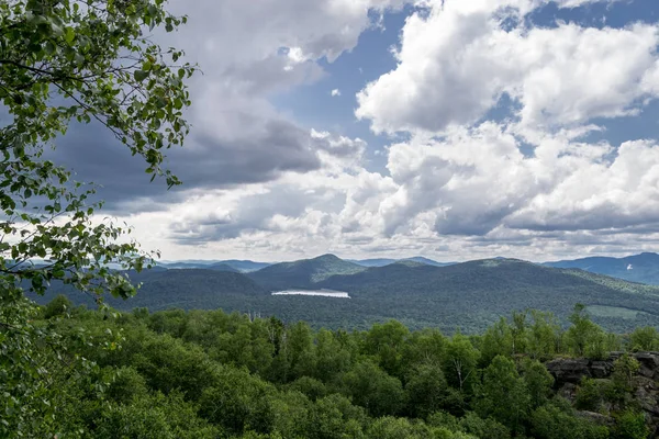 ニューヨーク州 のアディロンダック山地を含む複数の湖および森林 — ストック写真