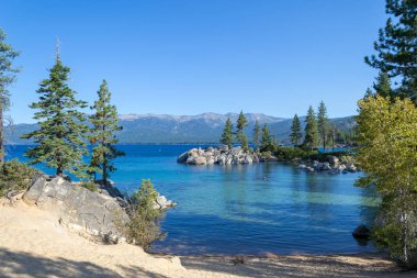 Lake Tahoe Sierra Nevada'da bulunan tatlı su bir dağ gölü olduğunu