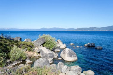 Lake Tahoe Sierra Nevada'da bulunan tatlı su bir dağ gölü olduğunu