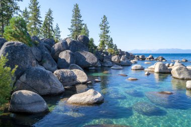 Lake Tahoe Sierra Nevada'da bulunan tatlı su bir dağ gölü olduğunu